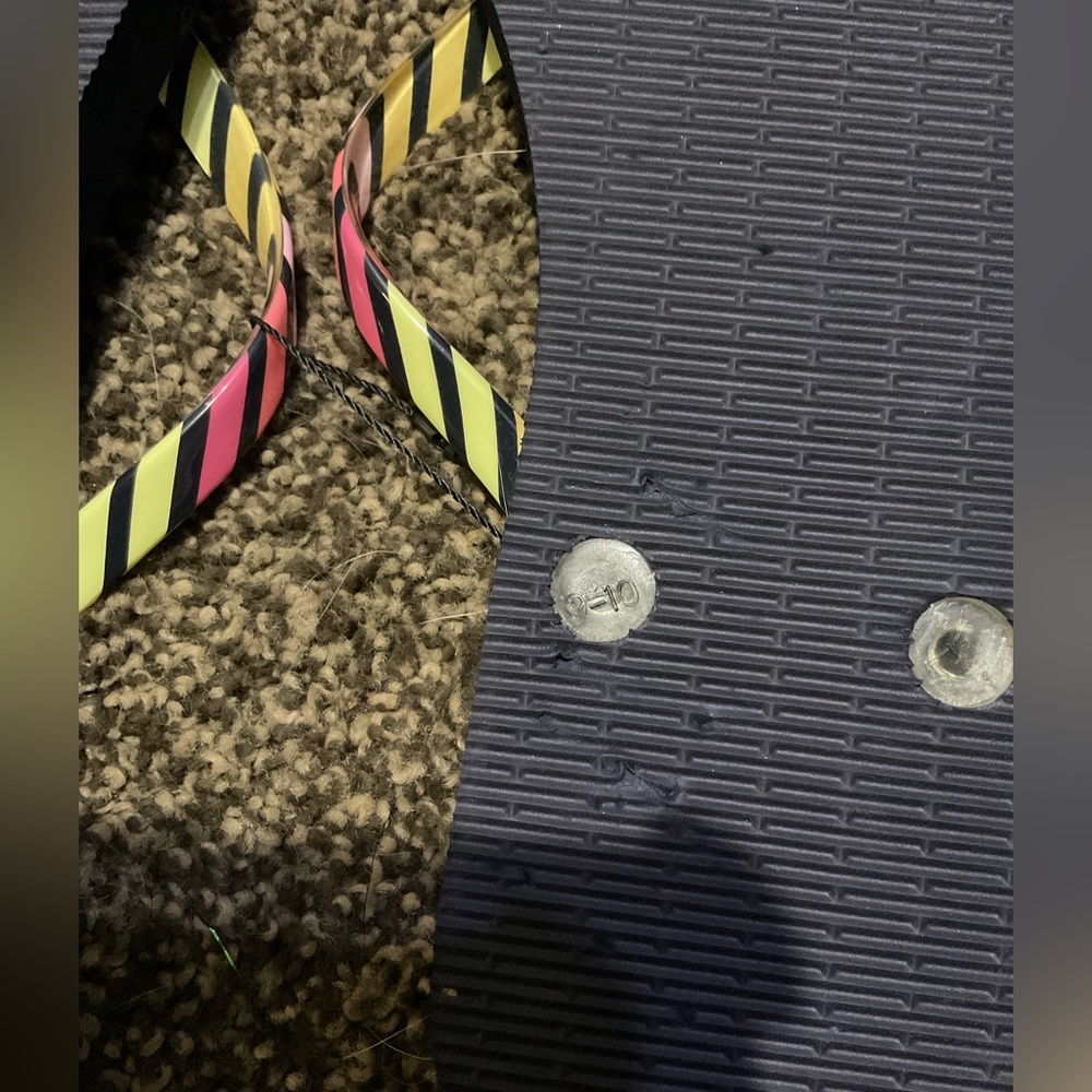 VERA BRADLEY TOUCAN PARTY PINEAPPLES FLIP FLOPS - Picture 7 of 7